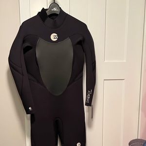 Woman’s Billabong Synergy 5/4 mm winter/cold water wetsuit, size 6 (US)